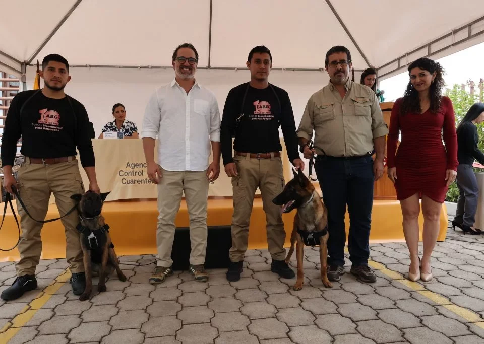 Representatives of the Ministry of Environment, ABG and Galápagos Conservancy with snail sniffing dogs