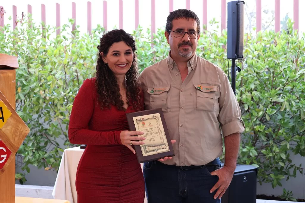 Director of Conservando Galápagos, Washington Tapia presenting an honor to ABG