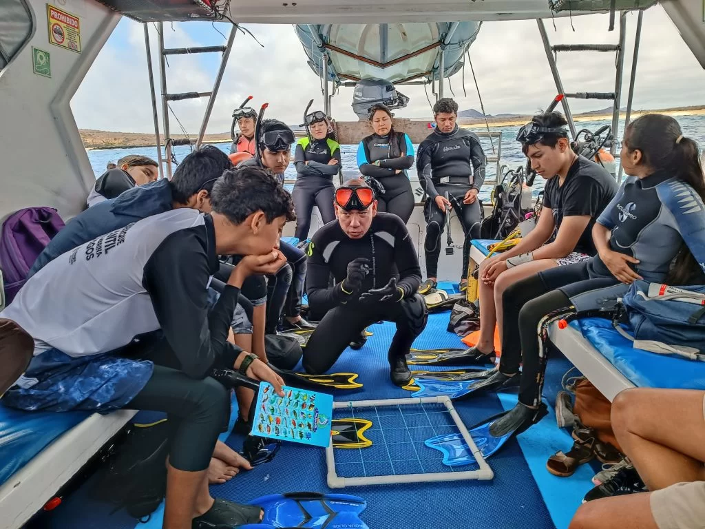 Students getting ready to dive at Punta Pitt