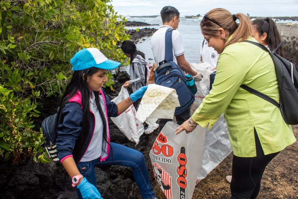 Beach clean up initiative with Galápagos students 