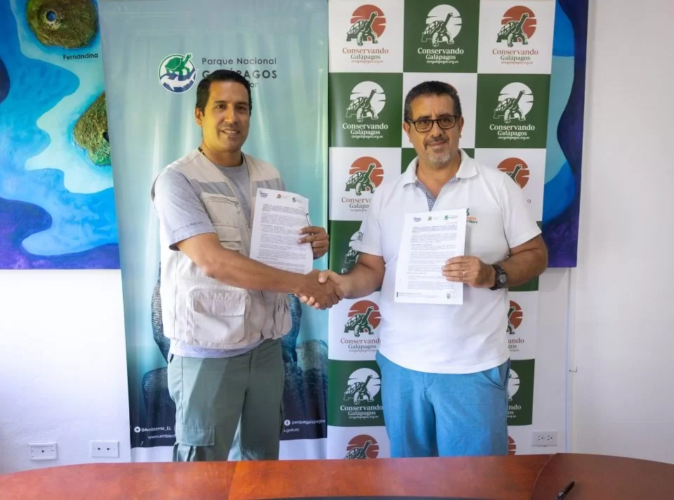 Galápagos National Park Director, Danny Rueda, and Galápagos Conservancy General Director, Washington Tapia, upon the signing of the cooperation agreement
