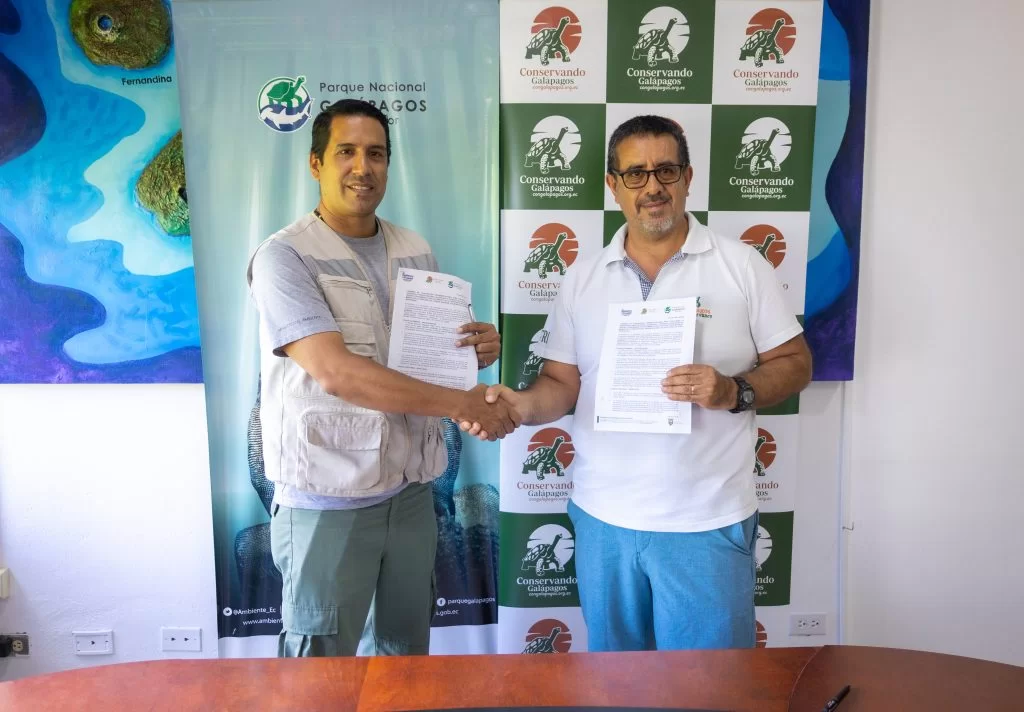 Galápagos National Park Director, Danny Rueda, and Galápagos Conservancy General Director, Washington Tapia, upon the signing of the cooperation agreement