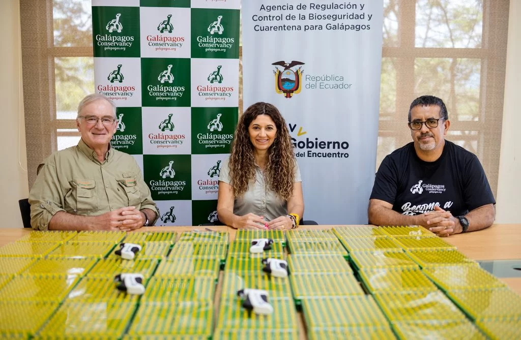 James Gibbs, our President, Washington Tapia, our General Director, and Marilyn Cruz, former Executive Director of the ABG, strengthen the cooperation between the two institutions with the delivery of microchips for pets.