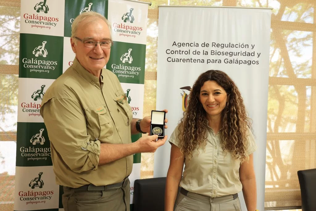 Our President, James Gibbs, receives an honor medal as a biosecurity agent in recognition of his dedication to the conservation of Galápagos and the fight against invasive species in the archipelago.