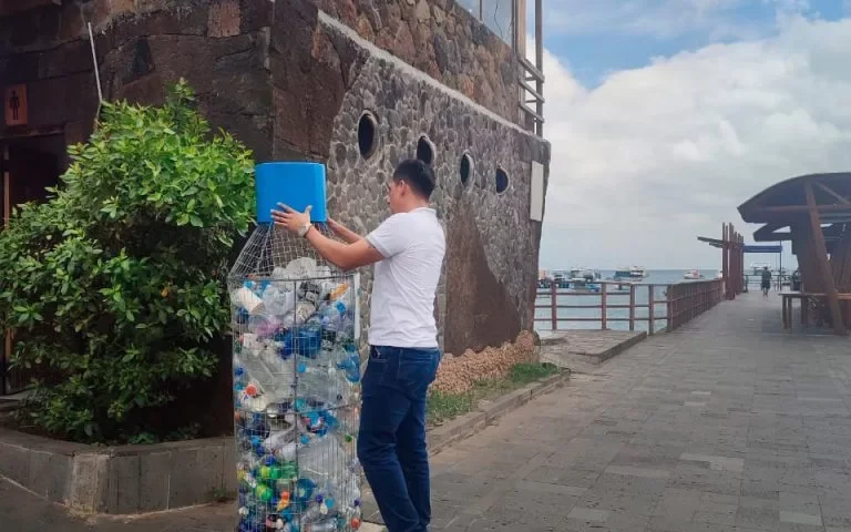 Oscar Guiracocha, a native of Galápagos, pioneers a plastic waste collection system, turning trash into artistic treasures.