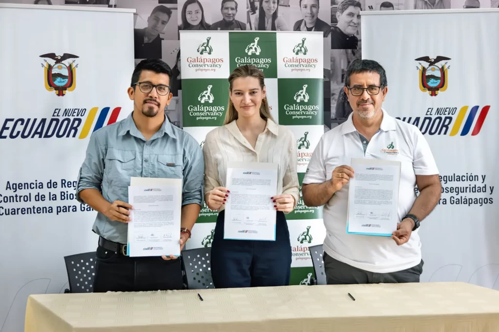 Leaders from the Galápagos conservation community, including Jean Pierre Cadena (left), Executive Director of the Galápagos Biosecurity and Quarantine Agency, Sade Fritschi, Ecuador’s Minister of the Environment, and Washington Tapia, General Director of Galápagos Conservancy, sign genetic research agreement.