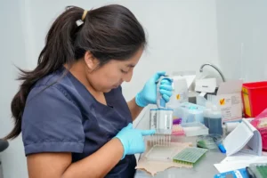 Paulina Castillo, Laboratory Assistant at the Galapagos Biosecurity and Quarantine Agency, conducts essential serological analyses, underlining the critical research efforts in Galápagos.