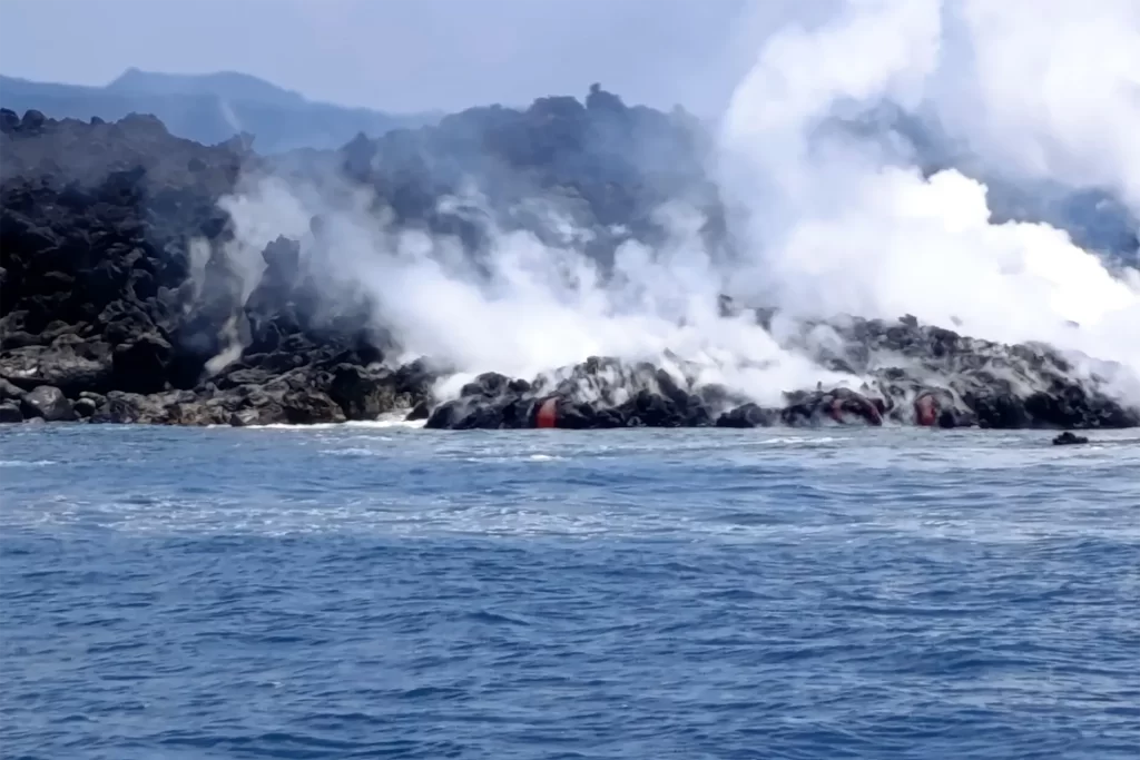 After 35 days of eruptive activity, the lava flow from La Cumbre volcano has finally reached the ocean.