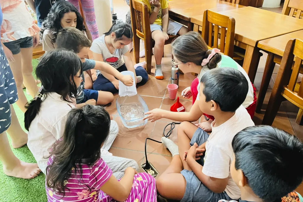 Environmental educator Yánex Álvarez with Galapagos youth ©Galapagos Conservancy