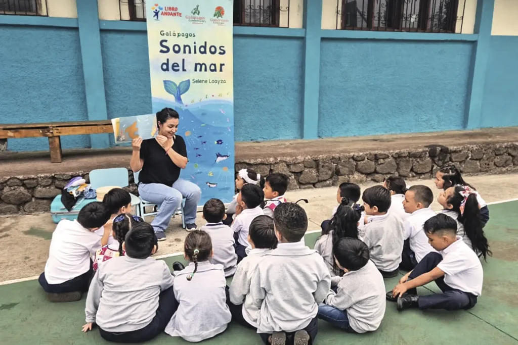 Selene Loaiza leads a reading session of “Sounds of the Sea,” Caupolicán Marín School