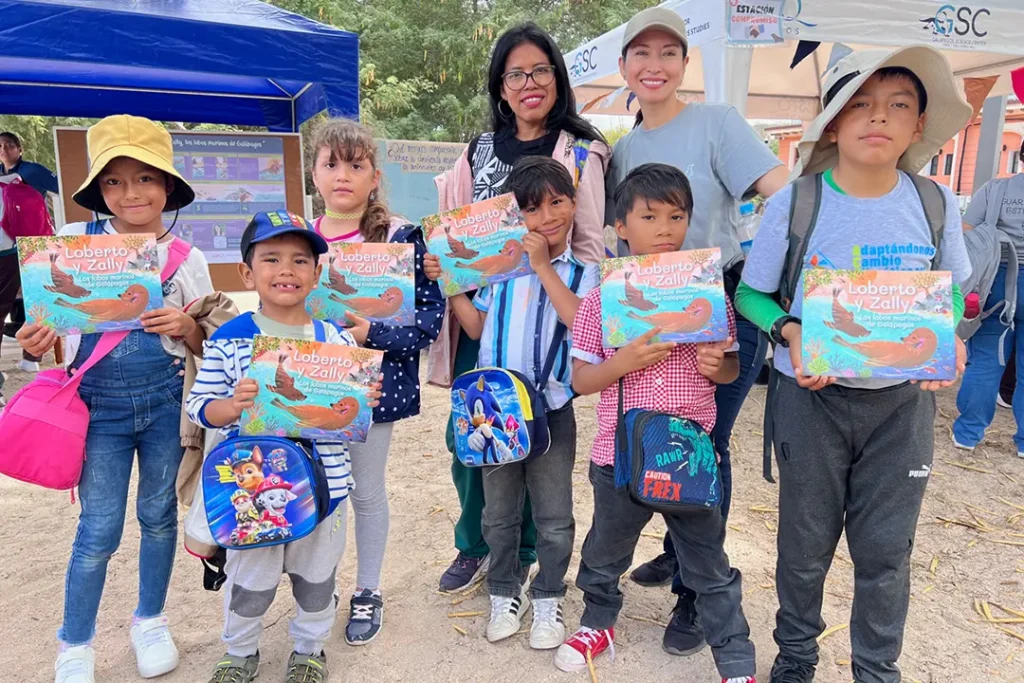 Children on San Cristóbal Island discover the secrets of Galápagos sea lions with 'Loberto and Zally'.