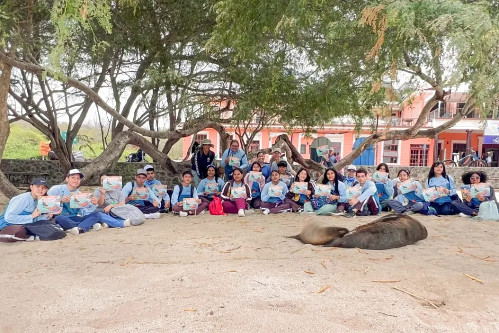 San Cristóbal students receive 'Loberto and Zally', a tale promoting environmental awareness and sea lion conservation.