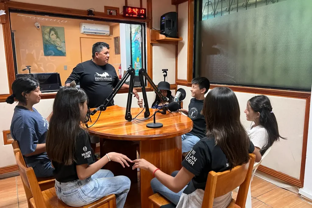 A group of young people is being trained to participate in radio broadcasts aimed at spreading messages about environmental responsibility on Radio Santa Cruz. 