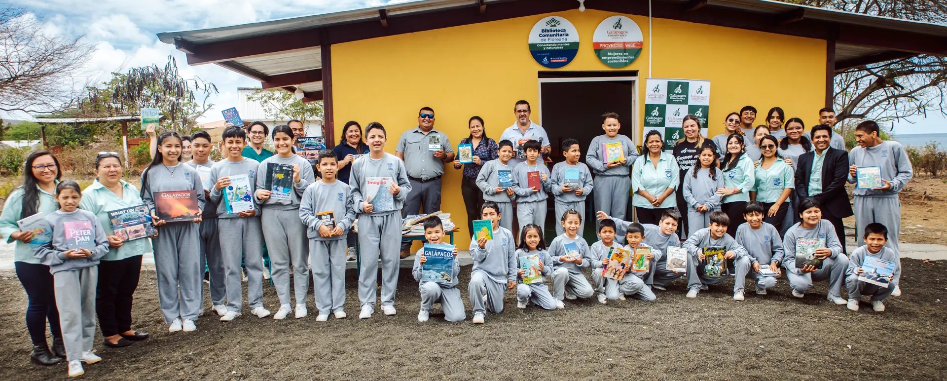 Students, teachers, local authorities, Jenny Macías (Educational Advisor), and Dr. Washington Tapia (Executive Director of Galápagos Conservancy) celebrate the inauguration of the new community library on Floreana Island.